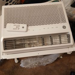 Ten thousand b t u window air conditioner unit