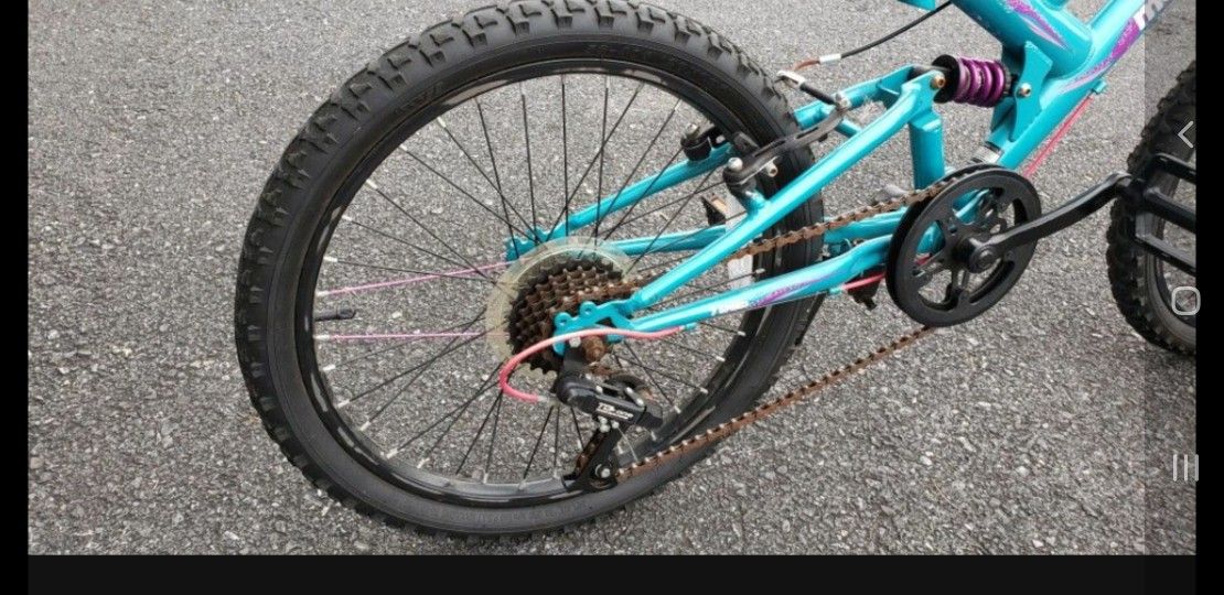 Mongoose Spectra 20" 7-Speed Youth Mountain Bike
