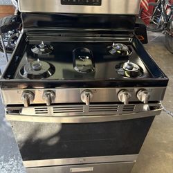 LIKE NEW GE GAS STOVE!! 
