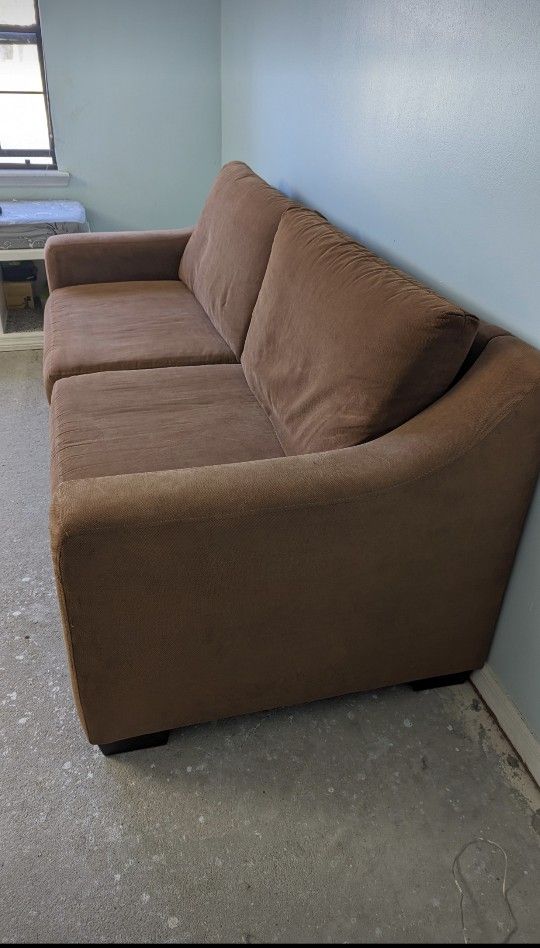 Nice Sofa in very good condition in a clean environment 