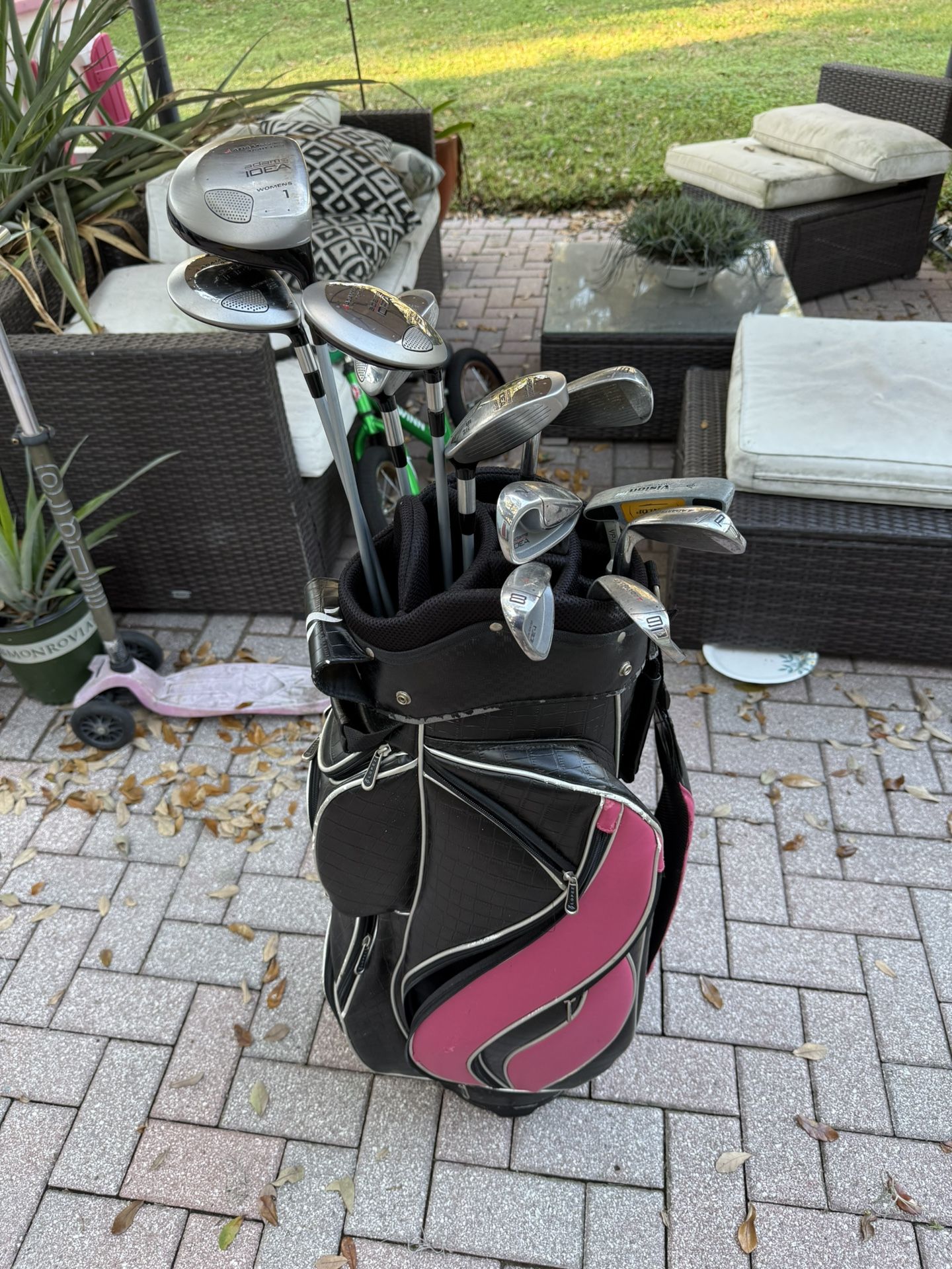 Ladies adams idea tight lies golf club set. Complete set with golf bag right handed