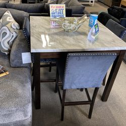 Lovely Dining ✨💙 Easy Financing Available ✨💛 Free Delivery 🚚 