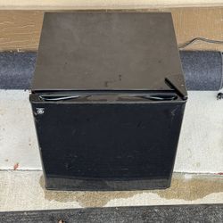 GE Portable Black Mini Refrigerator 