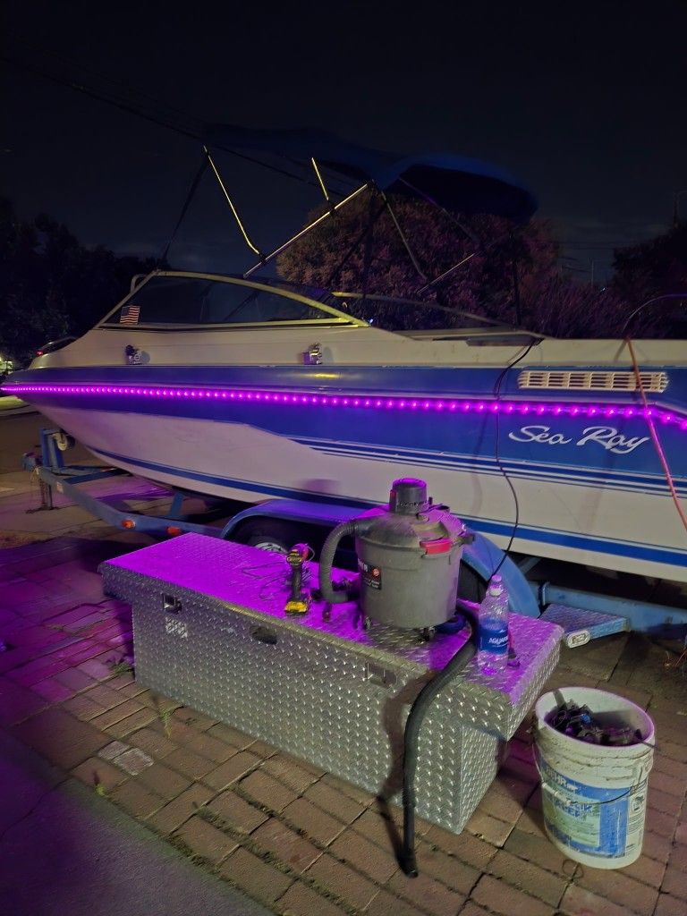 SEA RAY BOAT