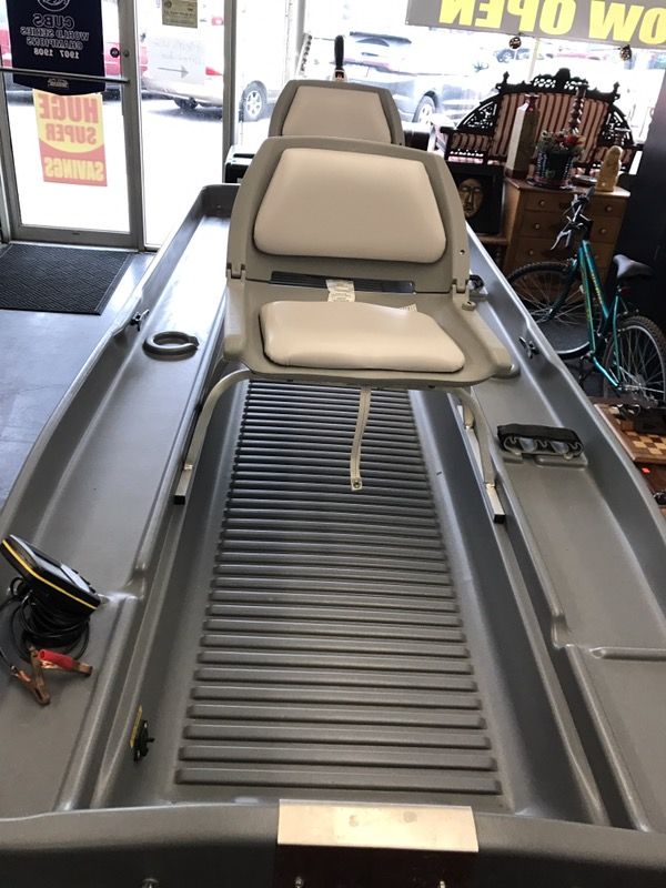 10 ft bass pro pond prowler with 2 seats professionally installed hummingbird fish finder and