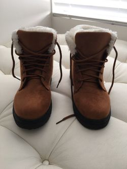 Super warm winter boots for snow size 8M