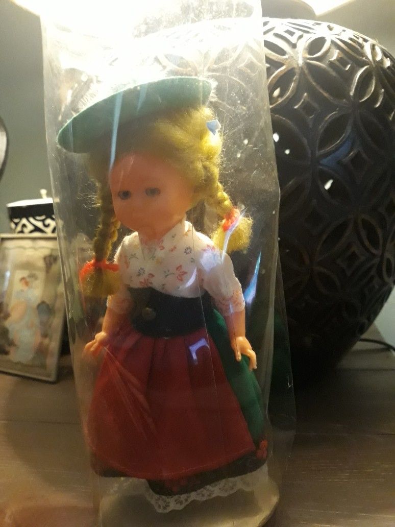 Vtg Original Schneider Trachten Doll, Bayern Germany, Case