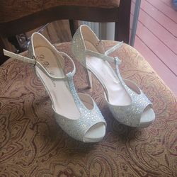 Beautiful shoes excellent condition size 10 $10 ea