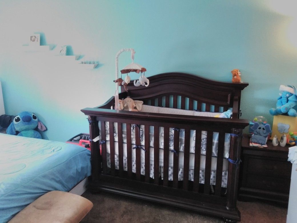 Solid Wood Heavy Cachet Crib Molding Crib With Marching Night Table And Mobile