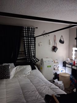 Canopy bed