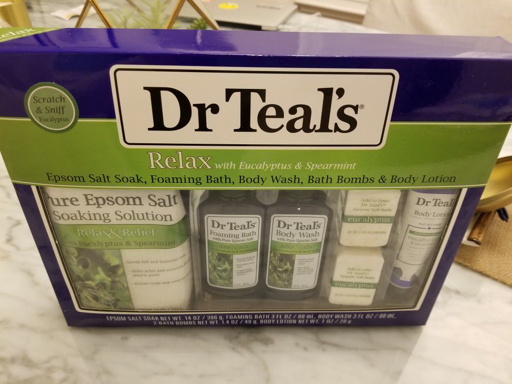 Dr Teal's Relax & Relief Bath & Body Gift Set. Eucalyptus & Spearmint Epsom Salt, Body Wash, Bath & Body Oil, Pillow Spray, Foaming Bath.