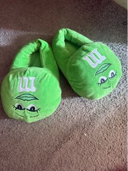M&M slippers pick up only 14333 Van Nuys blvd 91331