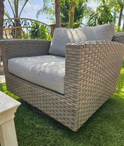 2 swivel patio chairs and coffee table/Outdoor Furniture/ conversation Set/Cash Only