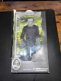 Mezco Frankenstein 9" Figure Universal Monsters 2012 - MINT Figure / Sealed Inner Blister / Damaged