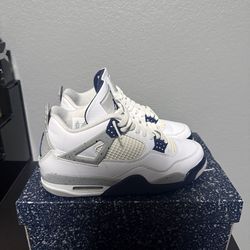Jordan 4 midnight navy’s size 8.5