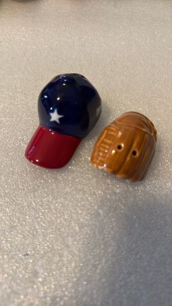 Vintage Novelty Salt & Pepper Shakers Texas Cap & Barrel
