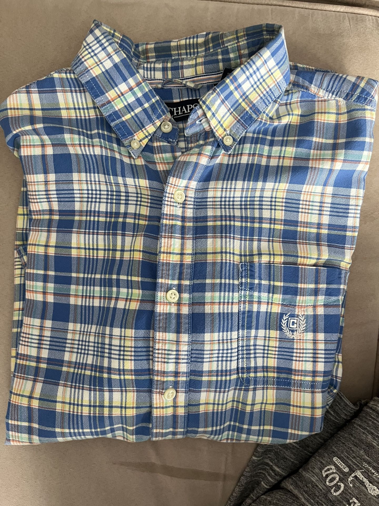 Chaps Men’s Casual shirtsleeve shirt . Size Medium. Blue/White. 55% cotton/45% polyester .