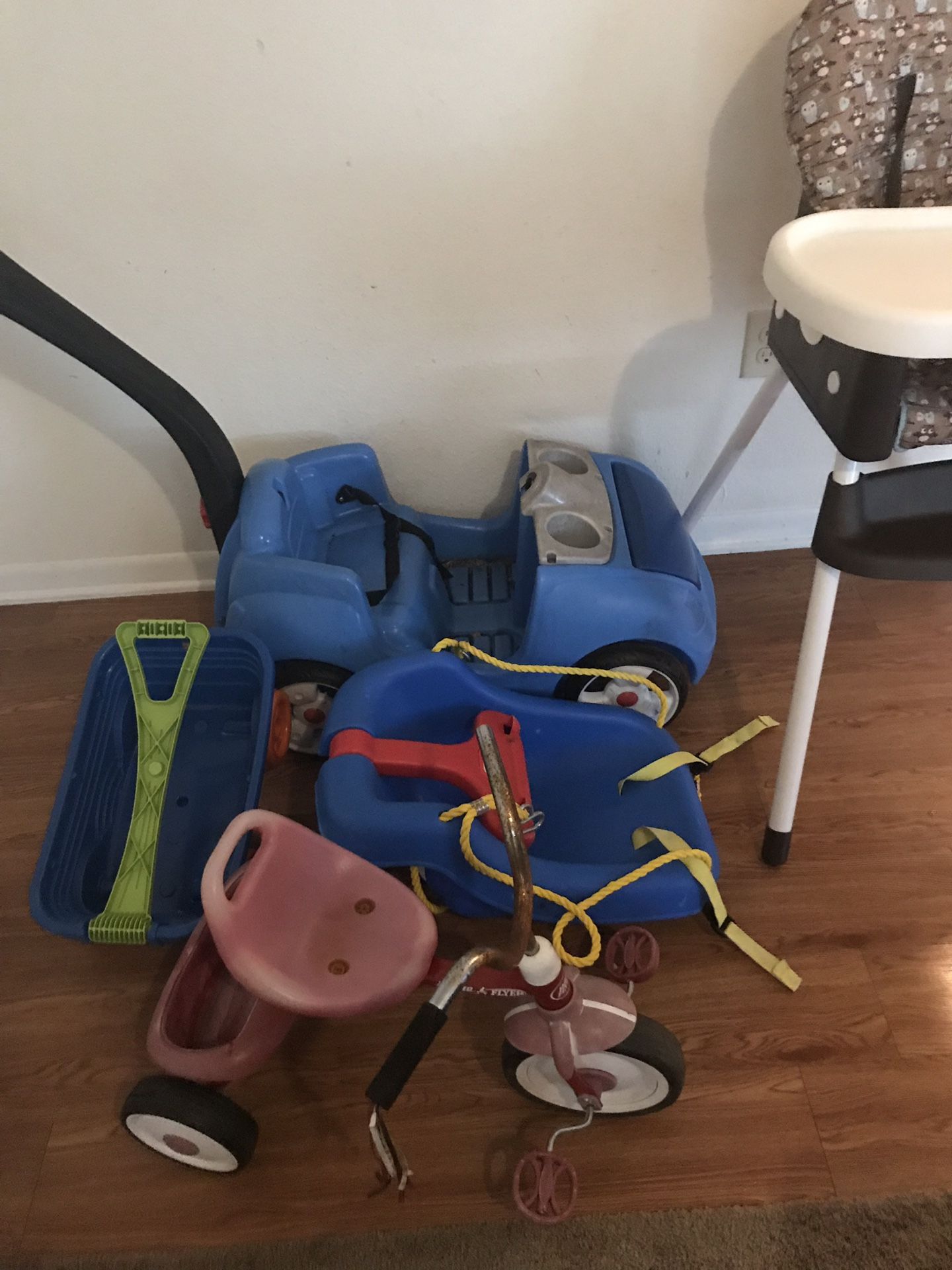 Baby toys+ Graco baby food table with its chair+ baby toilet.