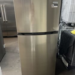 FRIGIDAIRE STAINLESS STEEL TOP FREEZER REFRIGERATOR 14 CU FT 