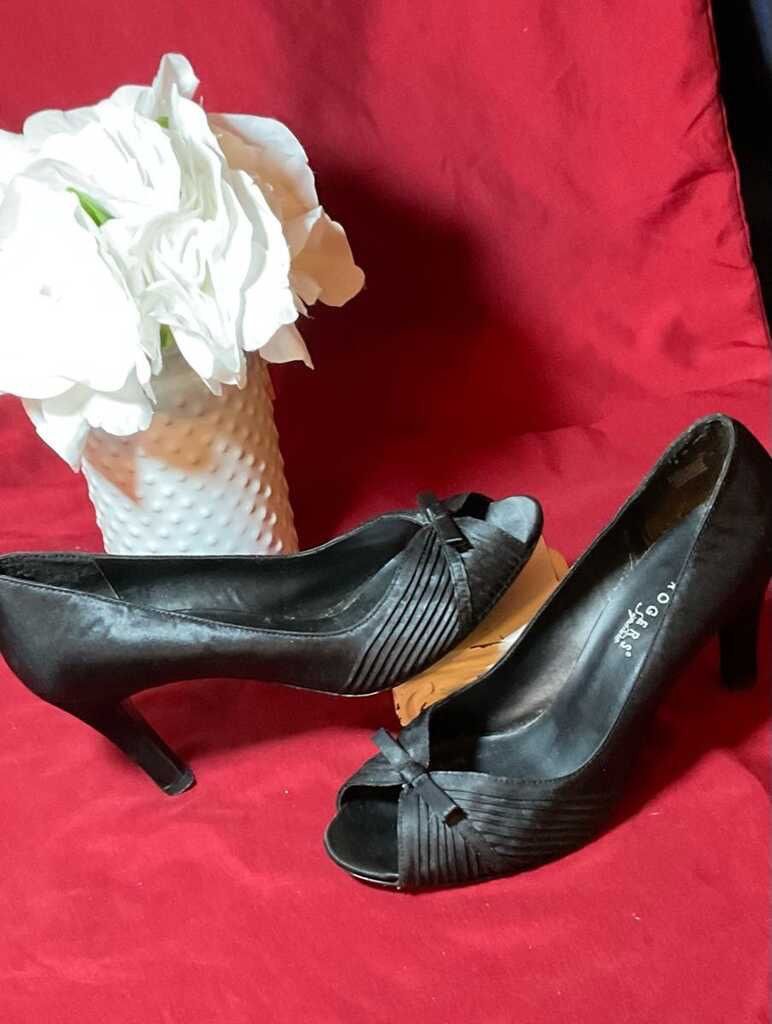 ⚡️ $5 Flash Sale $5 ⚡️ Kim Rogers Peep Toe Satin Pumps Size 8.5