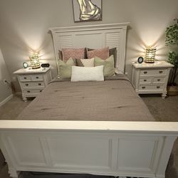 White Coastal-Style Bedroom Set (Bed + Matching Nightstands)