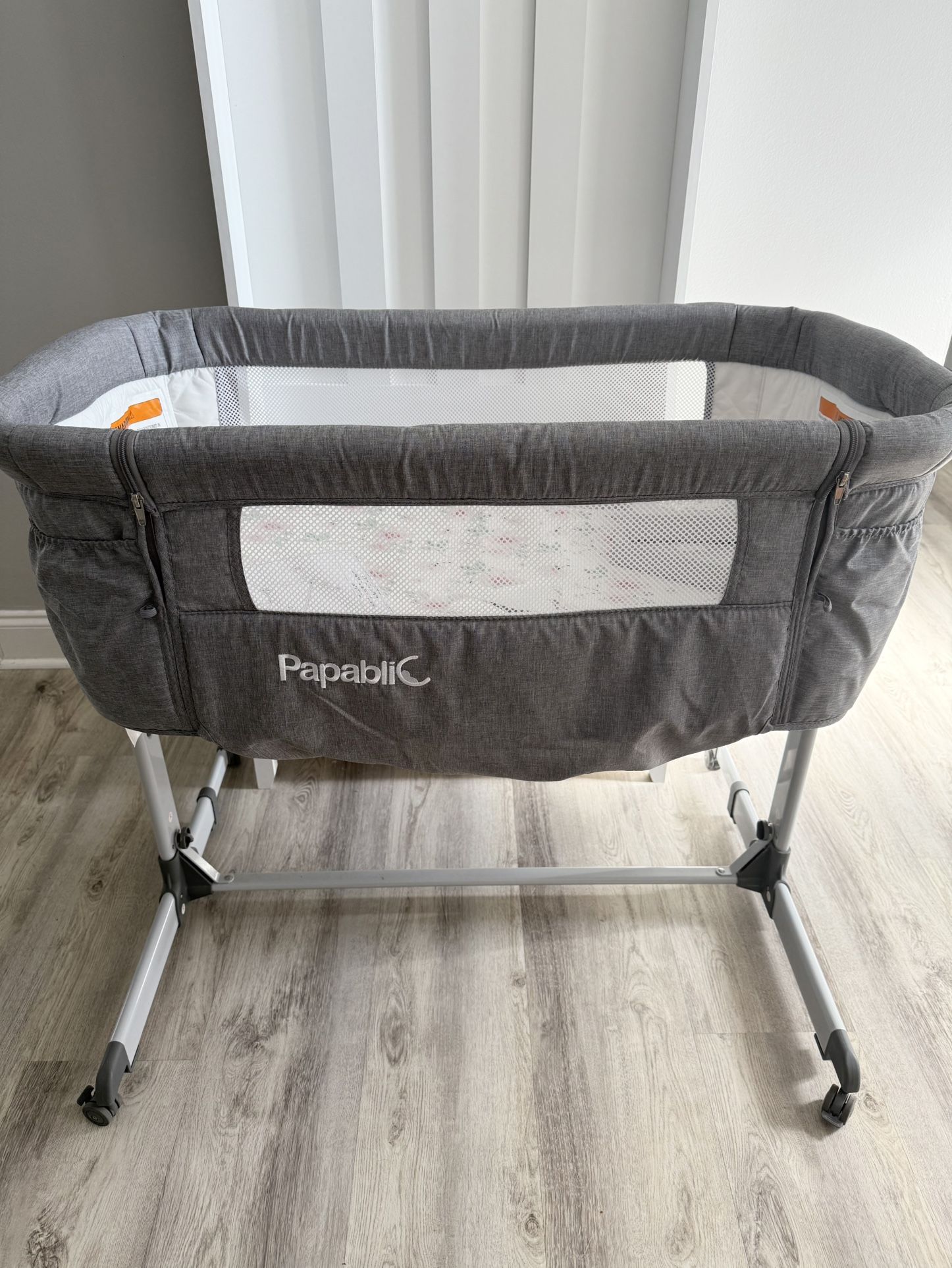 Bassinet and Bedside Sleeper + travel bag & two boxes of unopened sheets
