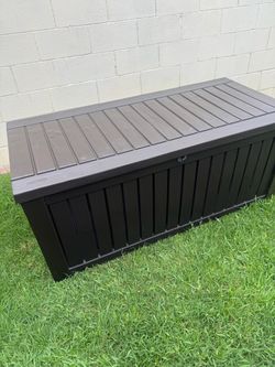 KETER Rockwood 150 gal.. weather resistant large plastic resin.. deck box…$130