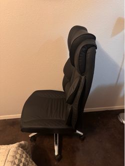 FIRST BEST OFFER GETS IT! Barely Used Executive Office Chair