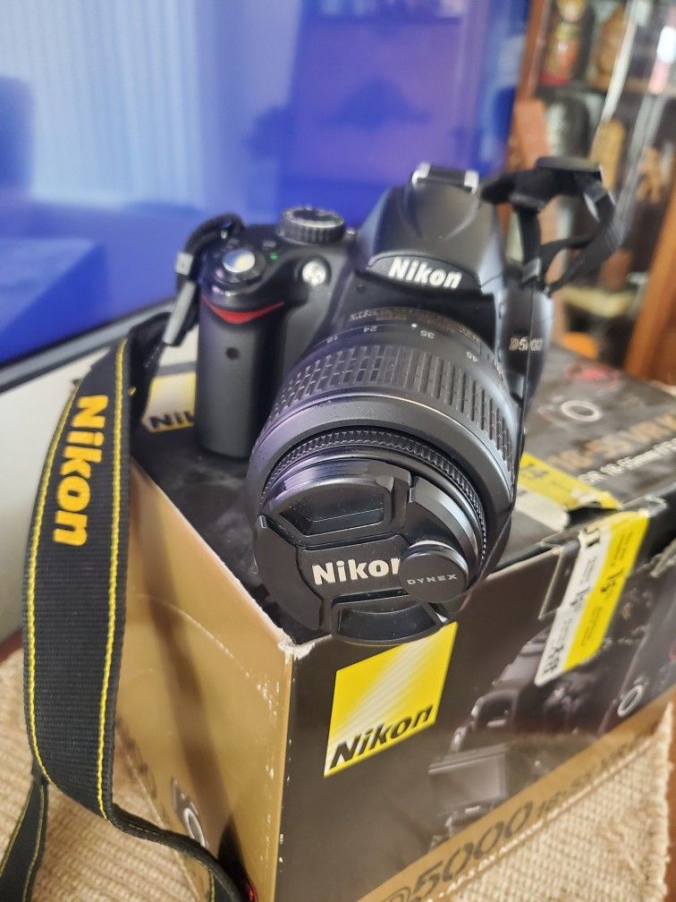 Nikon D5000 + 18-55 VR Kit 【公式通販】