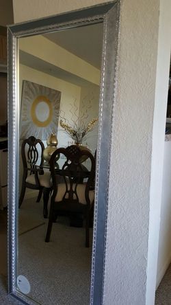 Elegante fino cencillo es eso y mas es este espejo decorado con un fino metal plateado es muy hermoso