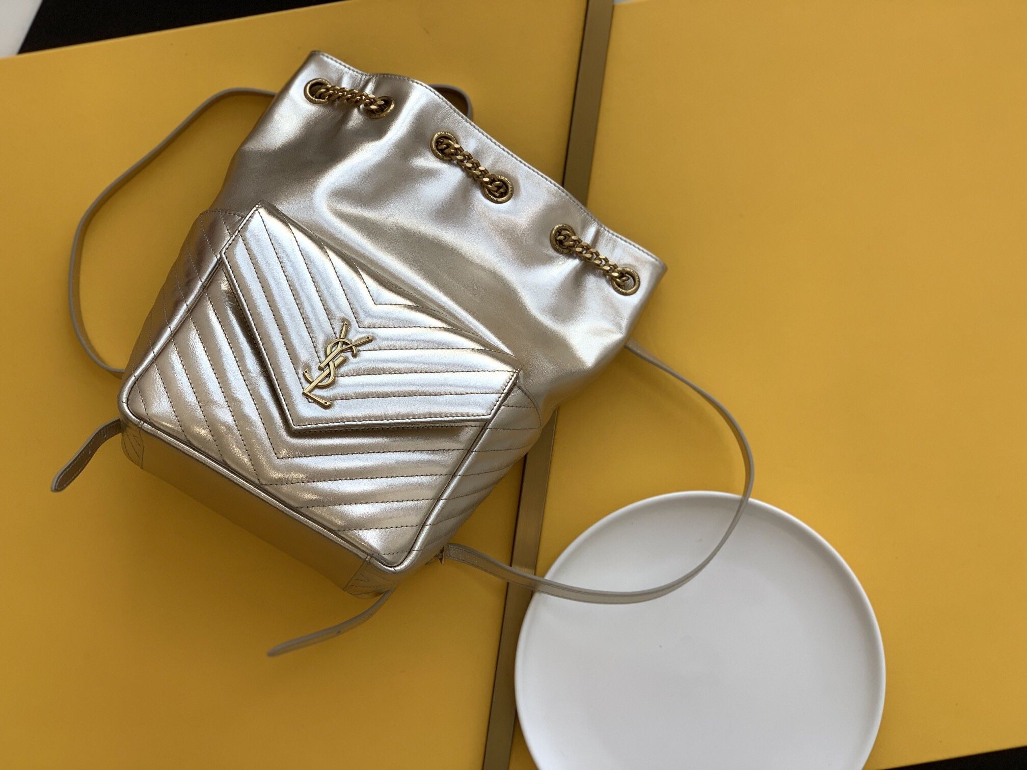 A simple women's shoulder bag