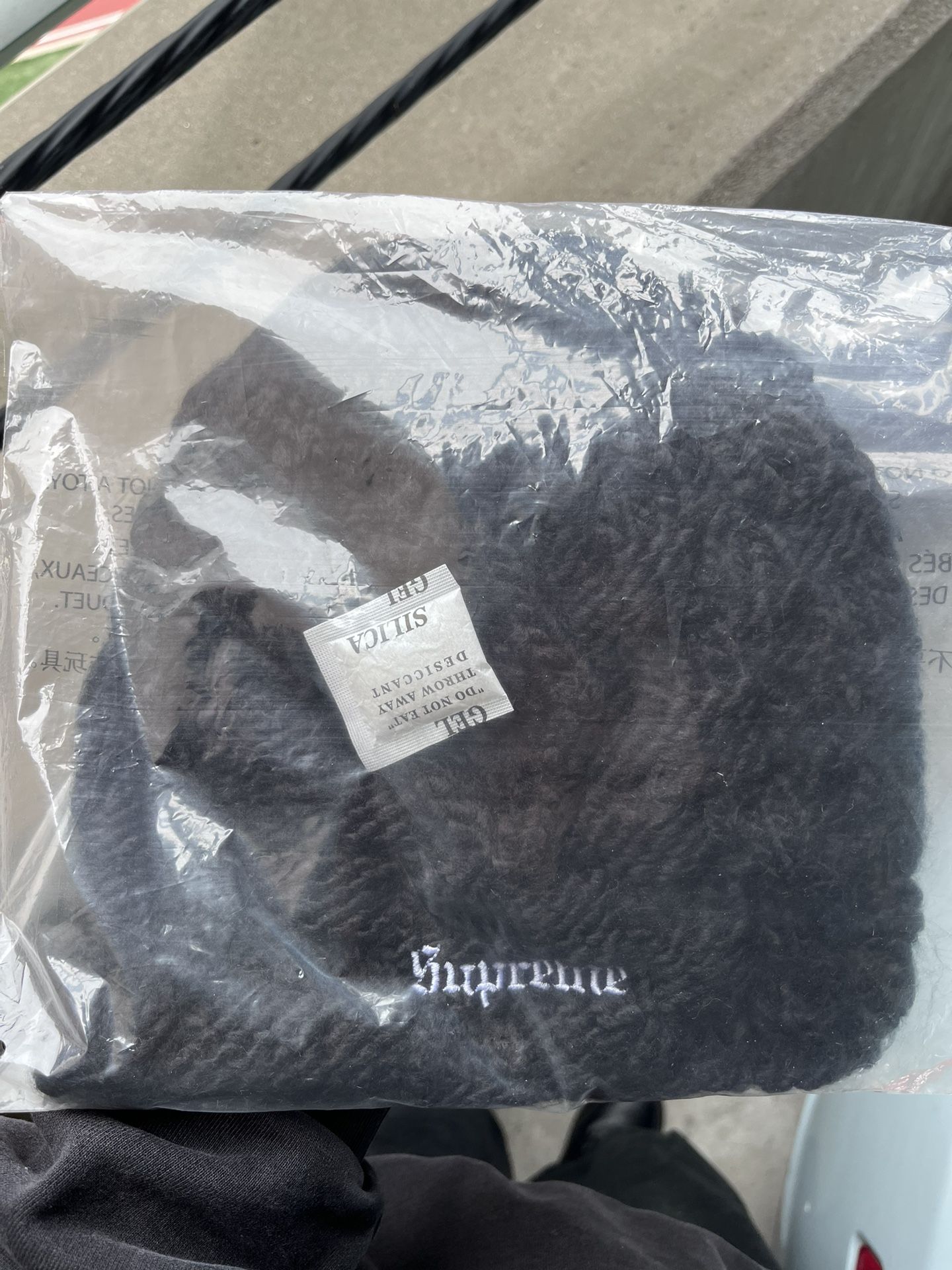 Supreme - Black knit Beanie