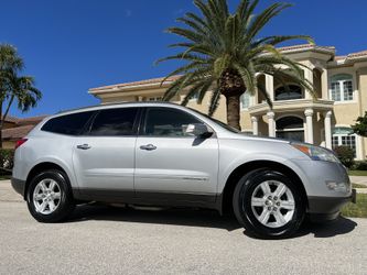 CHEVROLET TRAVERSE LT - 8 PASSENGERS