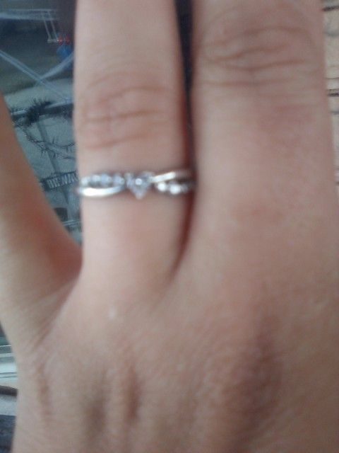 Size 8 Wemons. Dimonheart Shape Dimond In Middle. An Little Dimonds On Sides