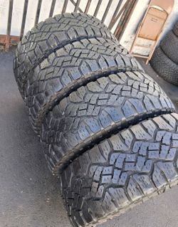 285-65R18 LT All Terrain tires usadas en perfecta condición