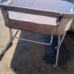 A Baby Bassinet 2in1