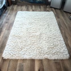 Area Rug 6ft X 4ft. by Safavieh. Soft Clean. No smoke or pets. Thanks