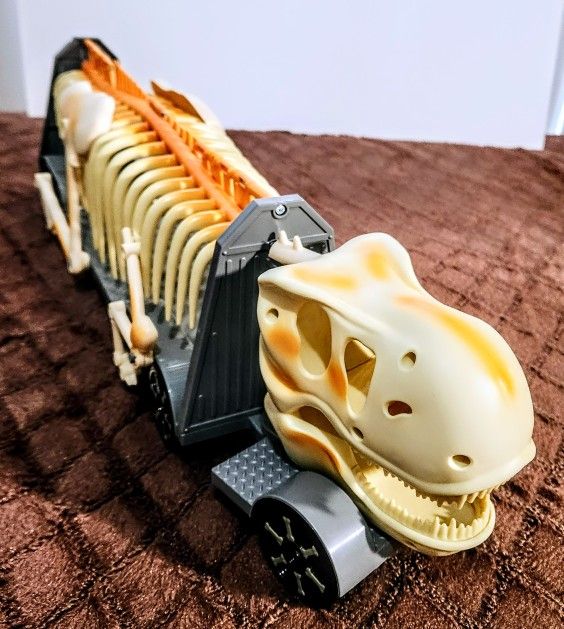 Kid Galaxy Cream / Grey Color Skelton 24"-Long Dinosaur Hauler • 4-Dinosaurs Included • Sides Open For Loading & Unloading The Dinosaurs  .

