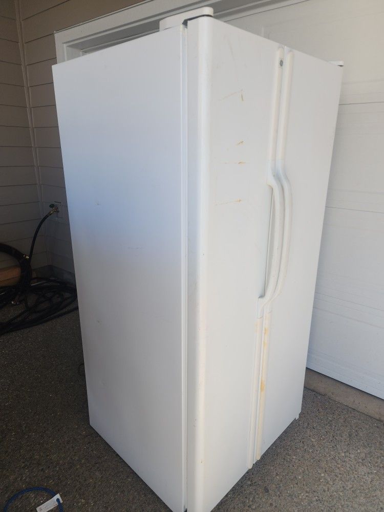 Refrigerator    Free 