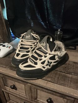 Lv Skates - Size 10