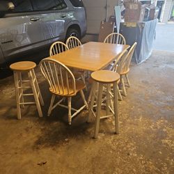 TABLE WITH 6 CHAIRS AND 2 BAR STOOLS