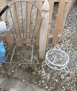 Metal plant stand. silla $25- el blanco $15
