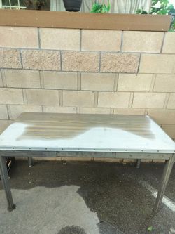 Mesa de metal