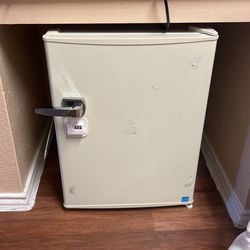 Retro Mini Fridge With Lock