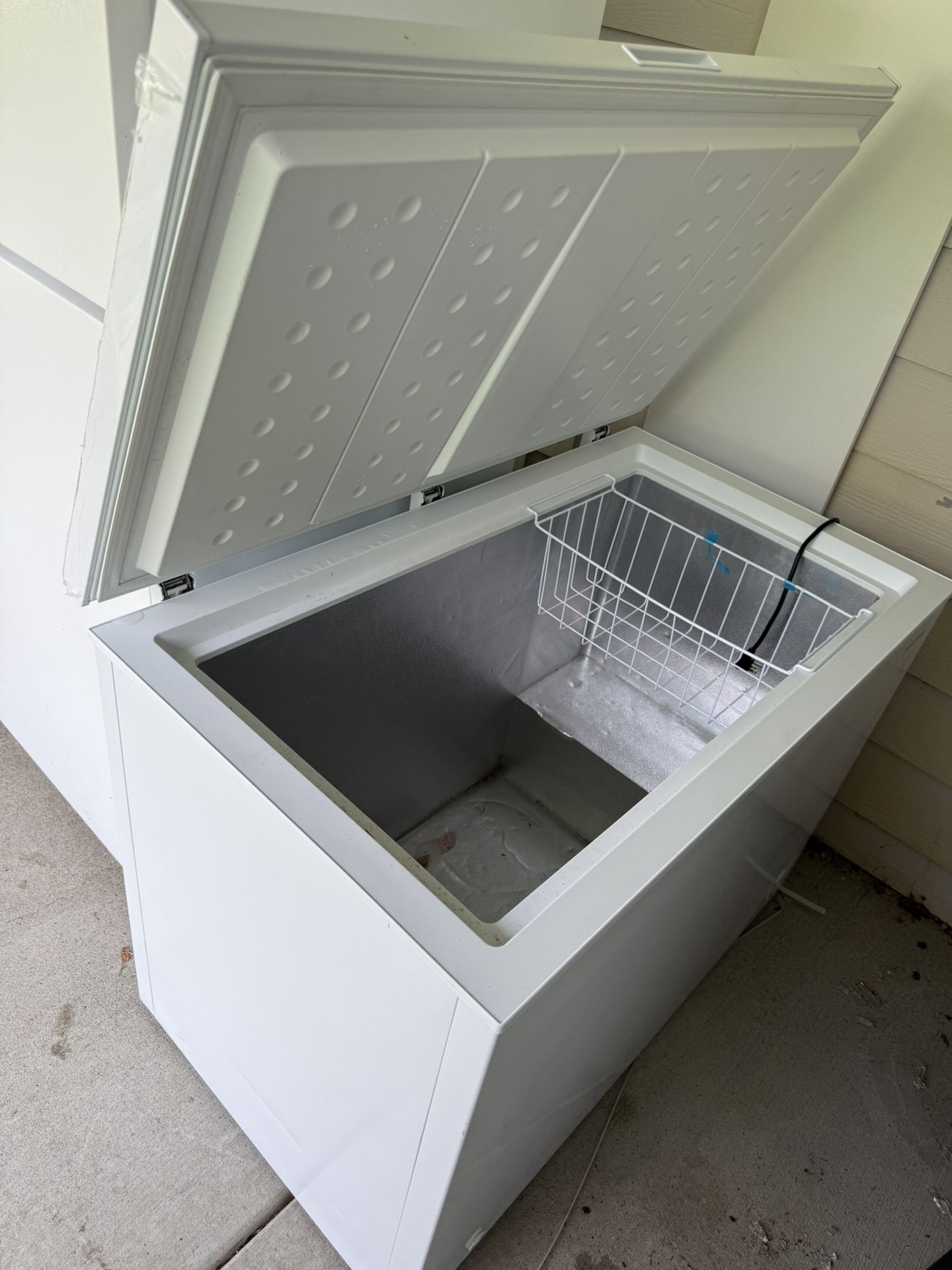 Insignia Chest Freezer 10.2 Cu.ft. 