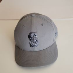 New Era Seattle Mariners 59FIFTY Fitted Hat Size 7 1/2 Gray with a 
matching monochromatic black/gray trident logo.  100% Polyester.
Pre-owned, very g