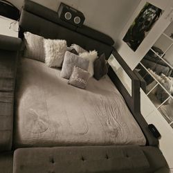 King Size Bed Whit Matress Included 