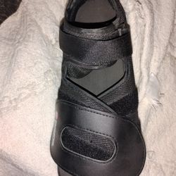 Breg Ankle Brace and Padding is a medium-sized right ankle brace