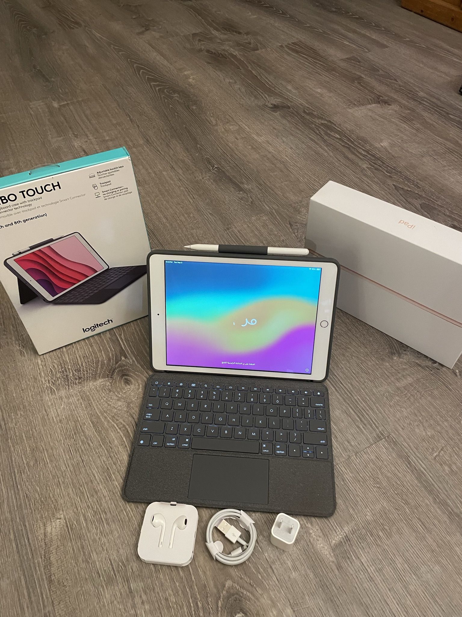 IPAD 8th GENERATION WIFI/CELLULAR + LOGITECH COMBO TOUCH KEYBOARD + APPLE PENCIL & ACCESSORIES