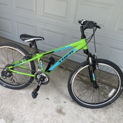 TREK MT220 MOUNTAIN BIKE